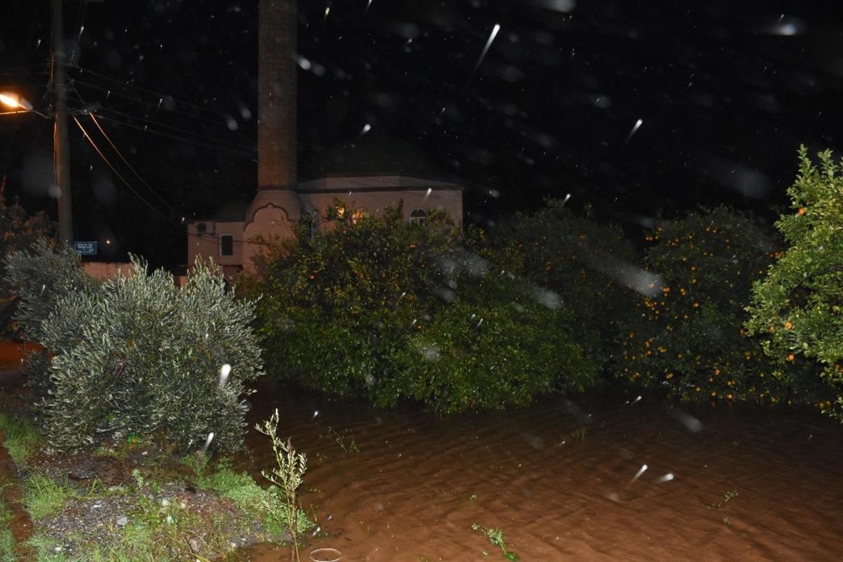 Alanya&rsquo;da sağanak nedeniyle cadde ve sokaklar g&ouml;le d&ouml;nd&uuml;