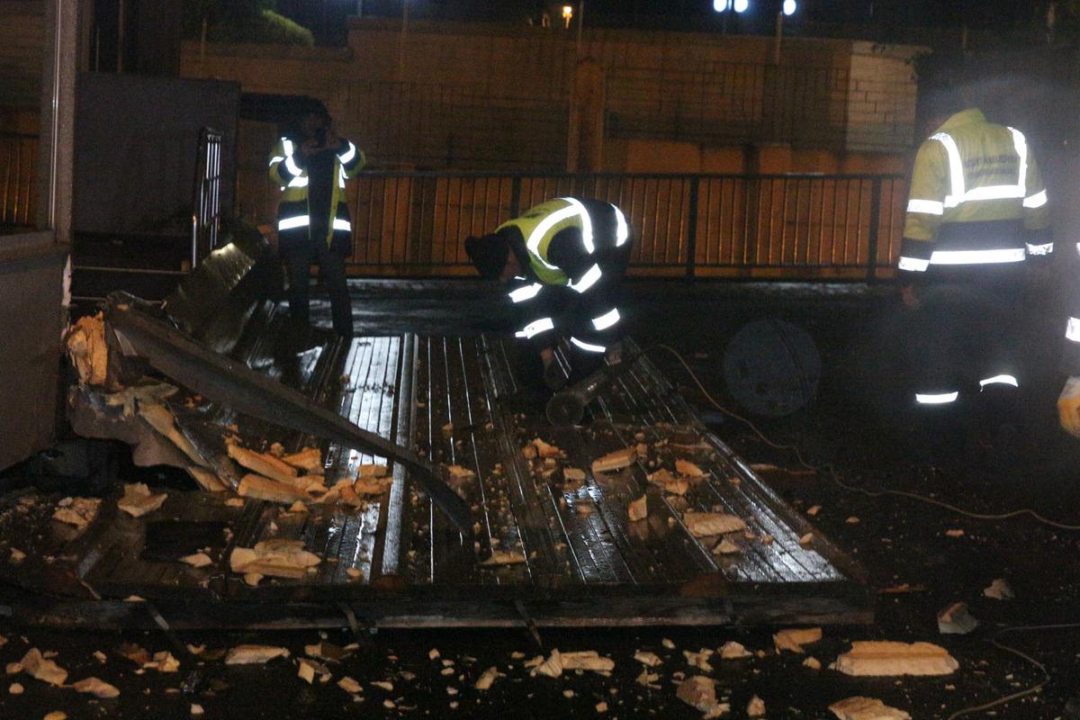 Beşiktaş'ta iki binanın &ccedil;atısı u&ccedil;tu!