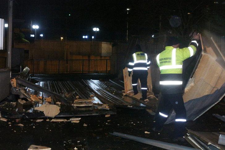 Beşiktaş'ta iki binanın çatısı uçtu! G4