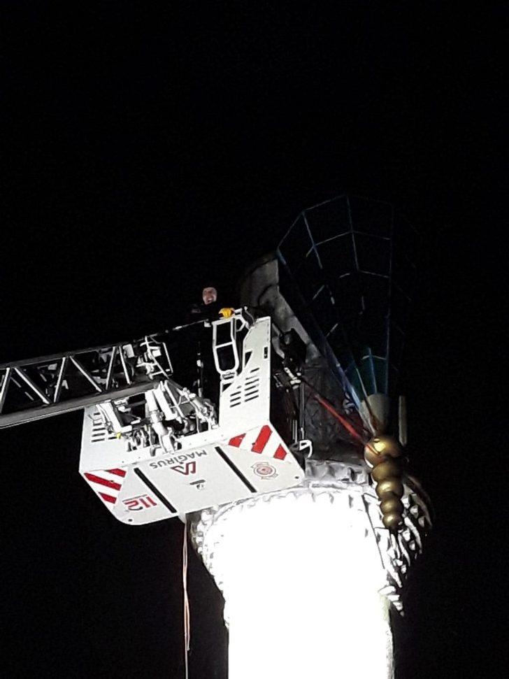 Balıkesir'de aşırı rüzgar minareyi yıktı! G2