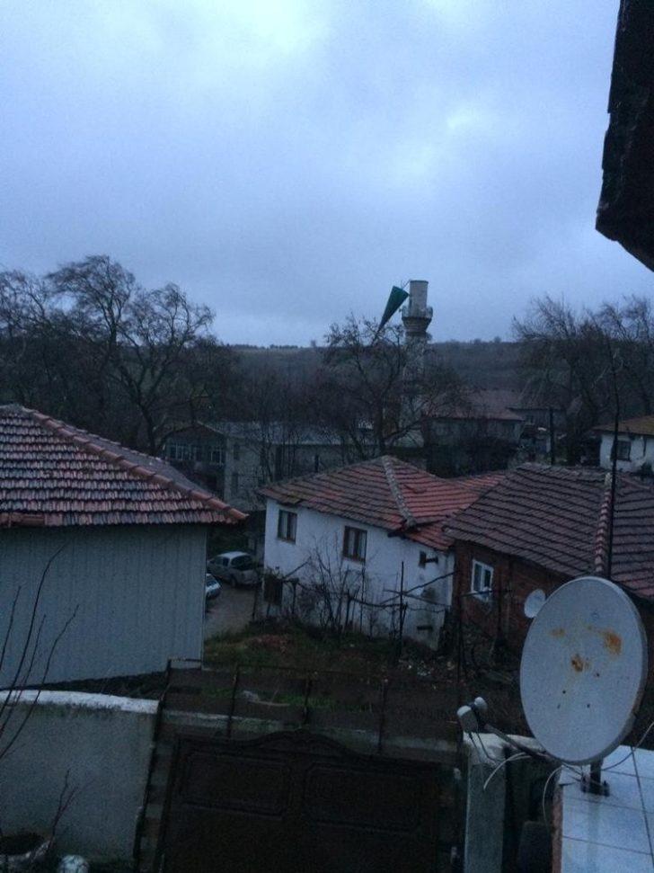 Balıkesir'de aşırı rüzgar minareyi yıktı! G3