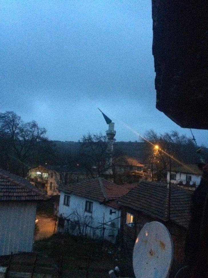 Balıkesir'de aşırı rüzgar minareyi yıktı! G4