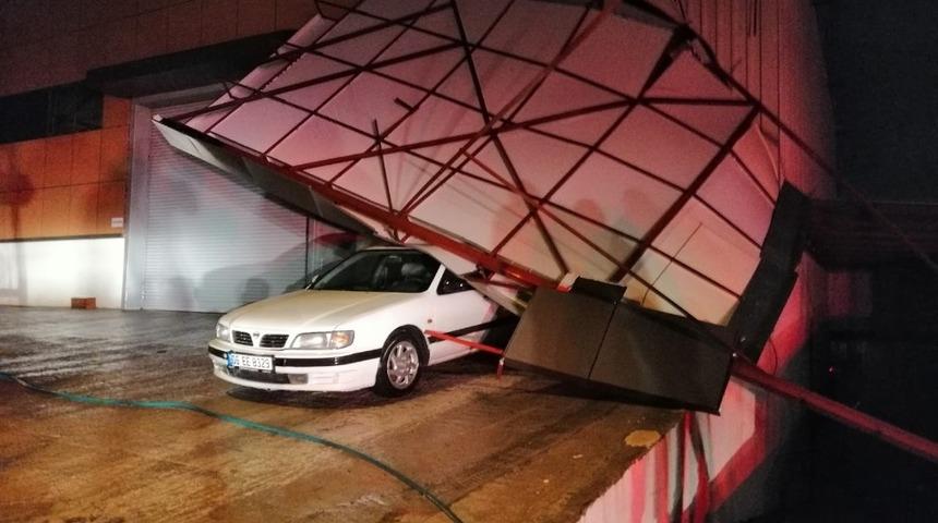 Bir hafta &ouml;nce aldığı aracın &uuml;zerine &ccedil;atı d&uuml;şt&uuml;!