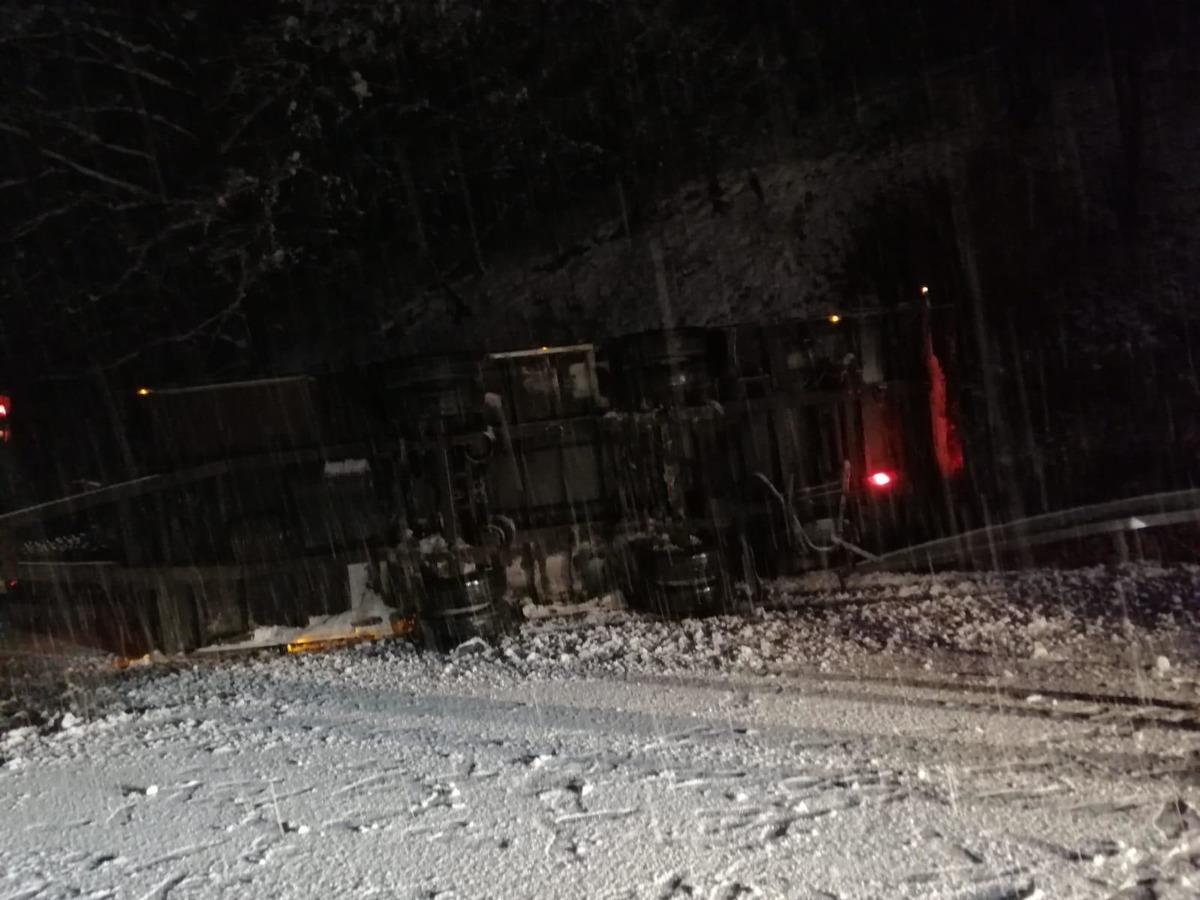 İneg&ouml;l'de TIR devrildi, Bursa- Ankara Karayolu ulaşıma kapandı