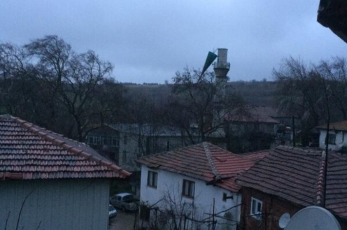 Balıkesir'de aşırı r&uuml;zgar minareyi yıktı!