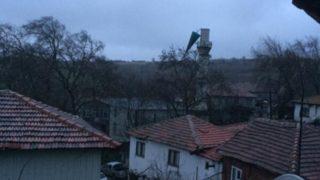 Balıkesir'de aşırı rüzgar minareyi yıktı!