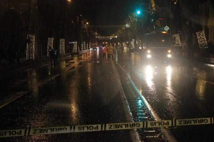 Dolmabahçe’de yola devrilme tehlikesi bulunan ağaç kesildi G2