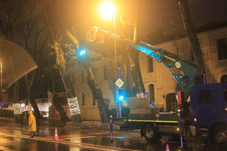 Dolmabahçe’de yola devrilme tehlikesi bulunan ağaç kesildi G3