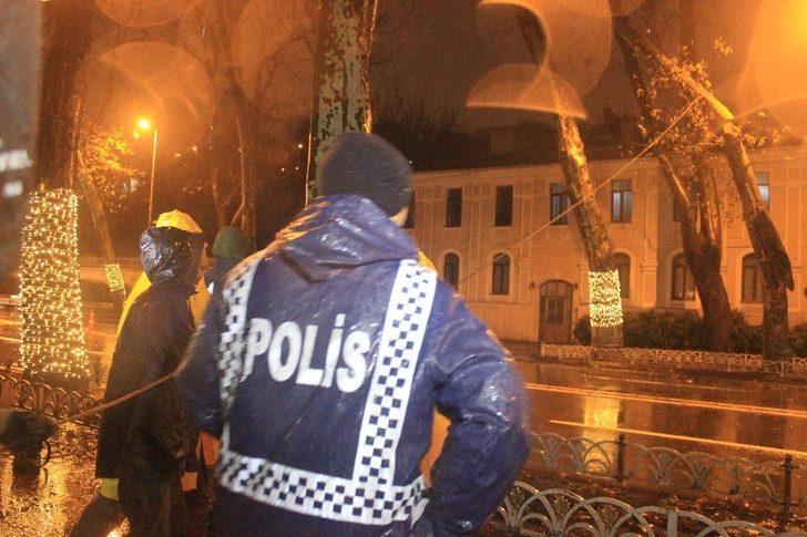 Dolmabahçe’de yola devrilme tehlikesi bulunan ağaç kesildi G4