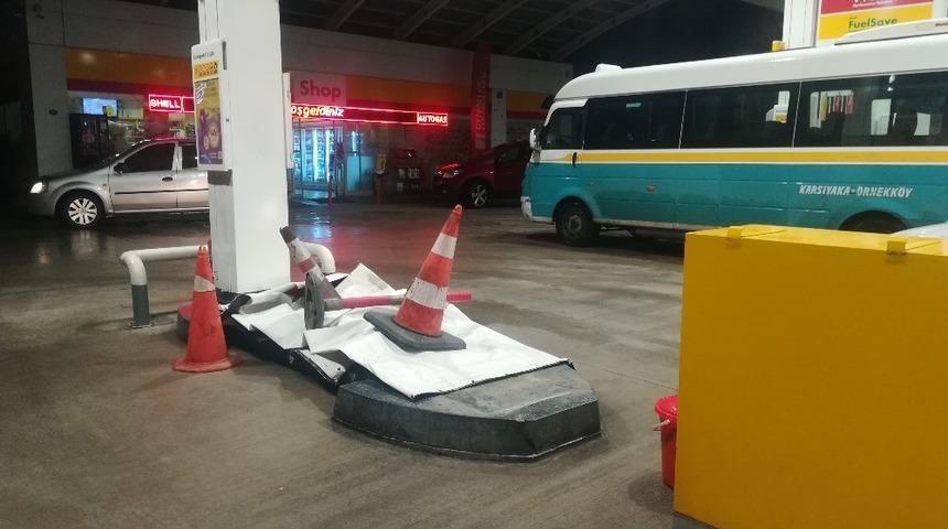 İzmir'de kontrolden çıkan araç benzinliğe daldı