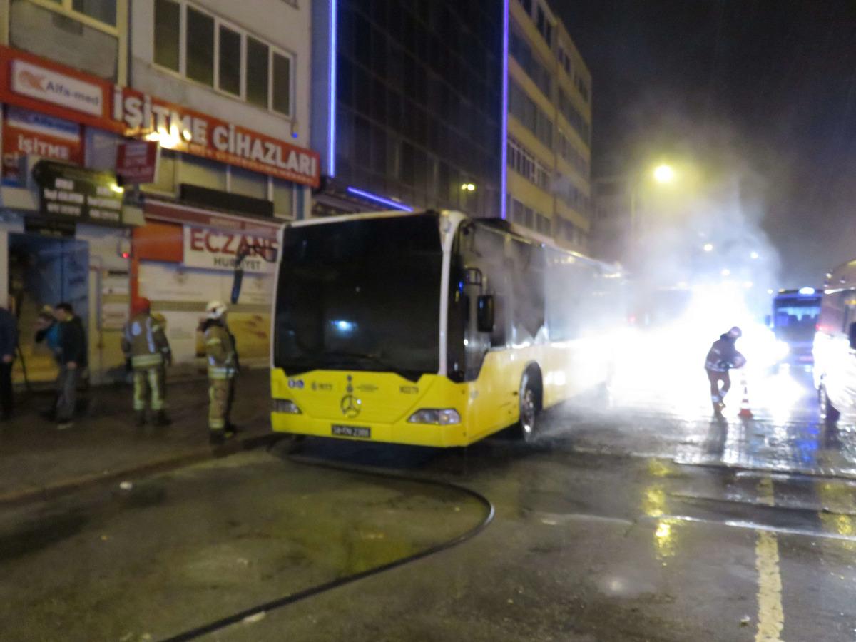 Kadık&ouml;y'de belediye otob&uuml;s&uuml; yandı 