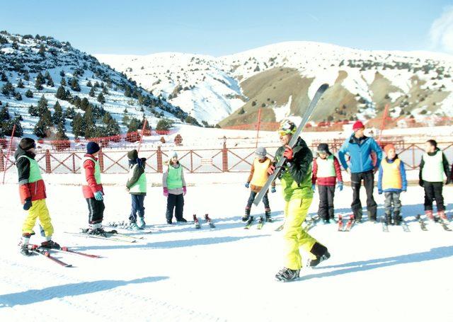 Geleceğin kayakçıları projesi kapsamında öğrenciler kayak öğreniyor