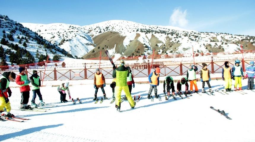 Geleceğin kayak&ccedil;ıları projesi kapsamında &ouml;ğrenciler kayak &ouml;ğreniyor