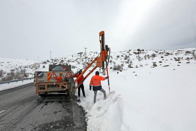 Talas’ta yol güvenliği için kar direkleri