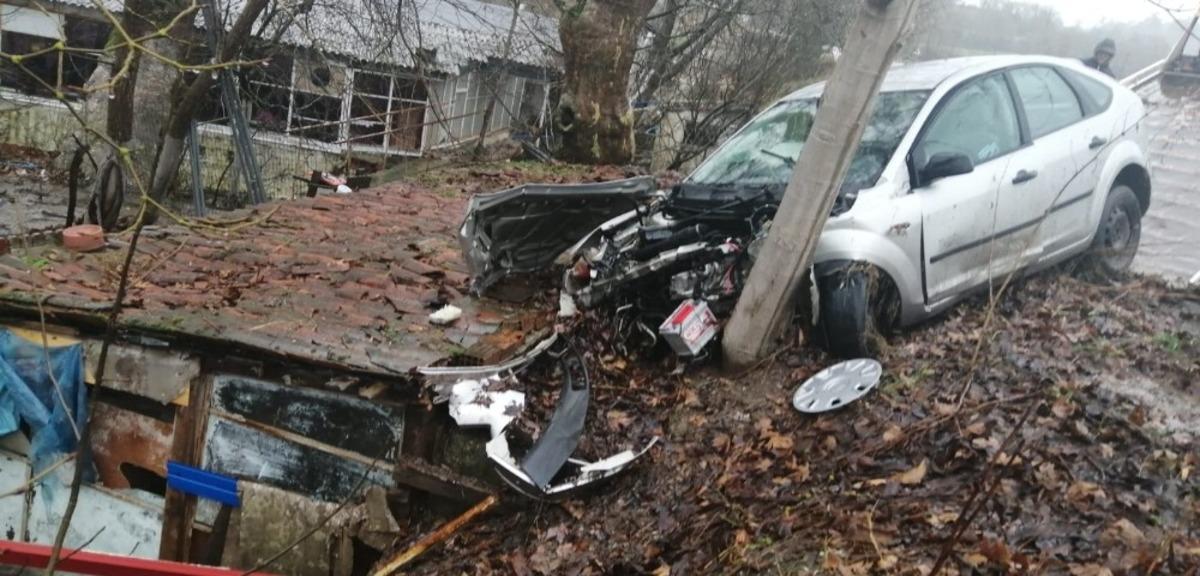 Yoğun yağışta faciadan d&ouml;n&uuml;ld&uuml;, ağaca &ccedil;arparak durabildi: 1 yaralı