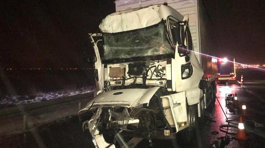 Anadolu Otoyolu'nda iki kamyon çarpıştı: 1 ölü