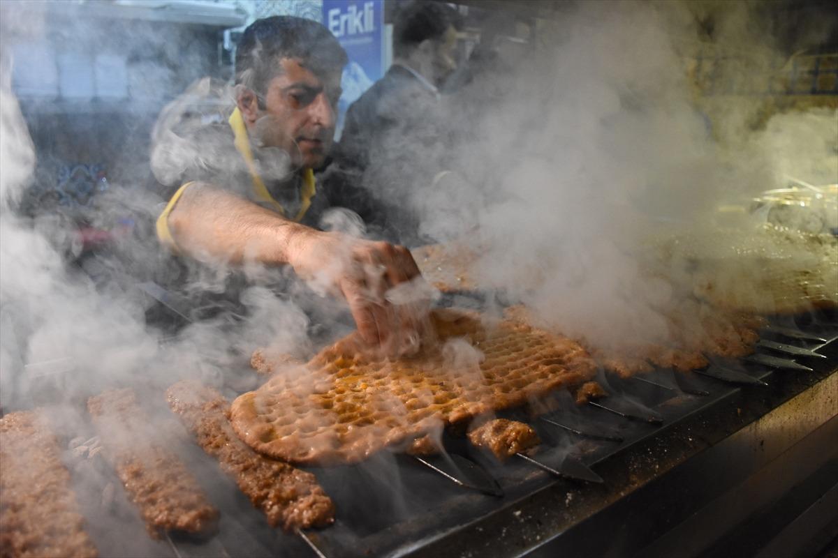 Adana kebabını siyez ekmeğiyle servis ediyorlar