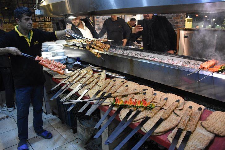 Adana kebabını siyez ekmeğiyle servis ediyorlar G1