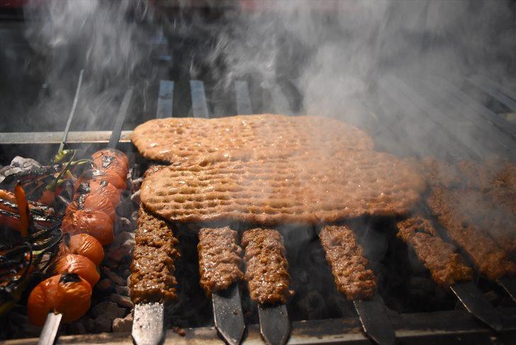 Adana kebabını siyez ekmeğiyle servis ediyorlar G2