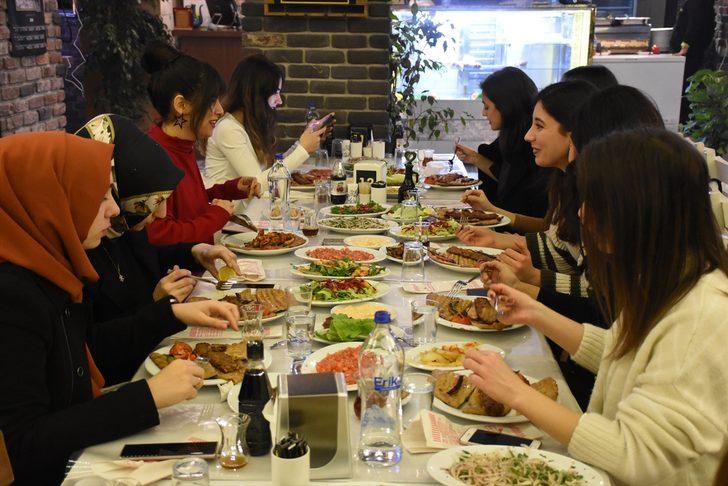 Adana kebabını siyez ekmeğiyle servis ediyorlar G3