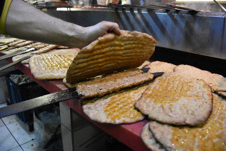 Adana kebabını siyez ekmeğiyle servis ediyorlar G4