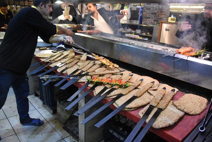 Adana kebabını siyez ekmeğiyle servis ediyorlar G5