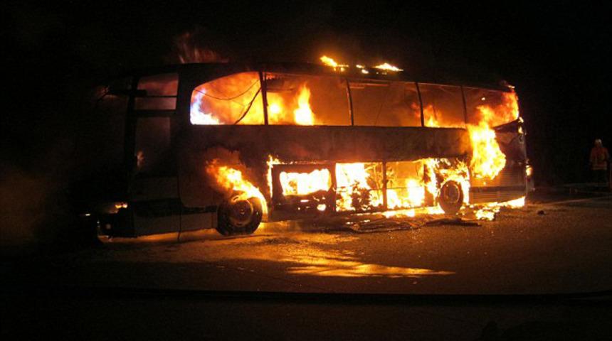 Almanya&rsquo;da seyir halindeki otob&uuml;s alev aldı