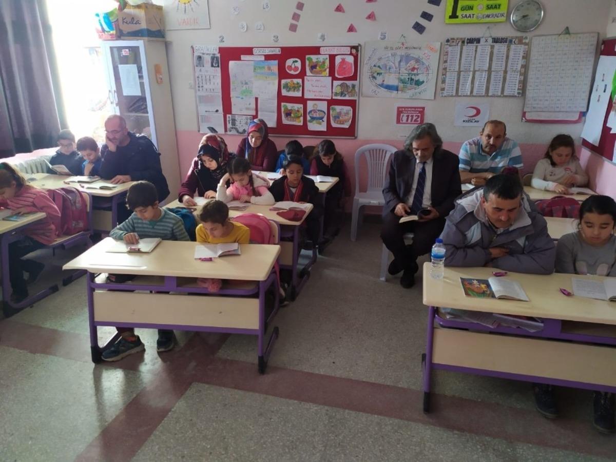 &Ccedil;ocuklarıyla aynı sırada kitap okuyorlar