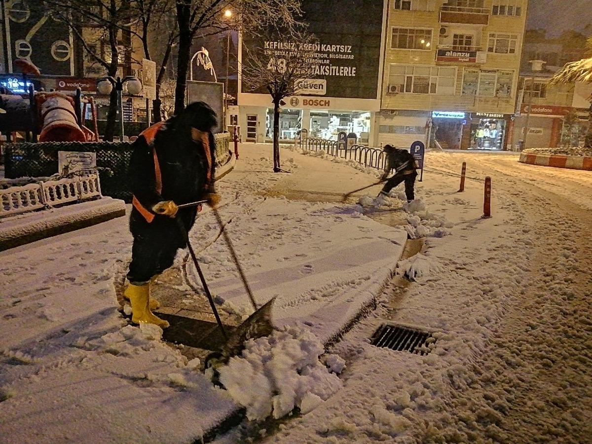 &Ccedil;anakkale&rsquo;de kar okulları tatil ettirdi