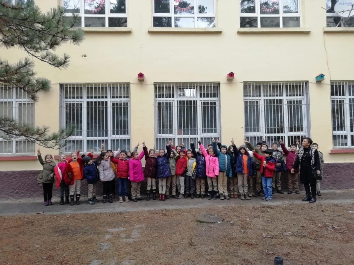 İlkokul &ouml;ğrencileri kış g&uuml;nlerinde kuşlara sahip &ccedil;ıktı