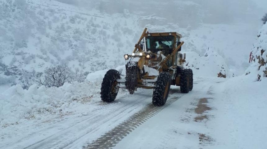 Mersin&rsquo;in y&uuml;ksek kesimlerinde karla m&uuml;cadele s&uuml;r&uuml;yor