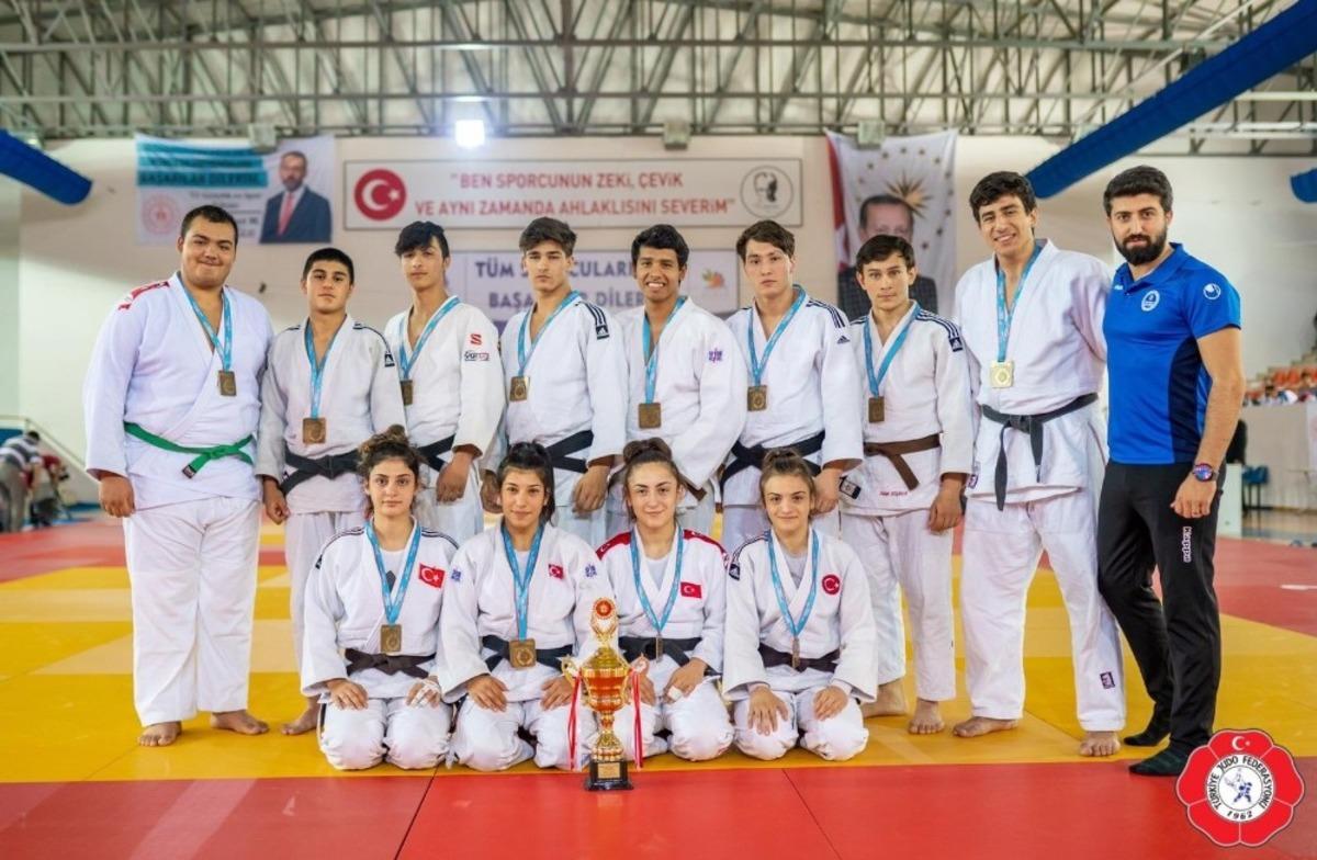 Kağıtspor&rsquo;dan madalya yağmuru
