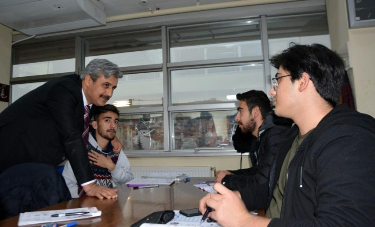 Başkan K&ouml;se&rsquo;den &ouml;ğrencilere s&uuml;rpriz