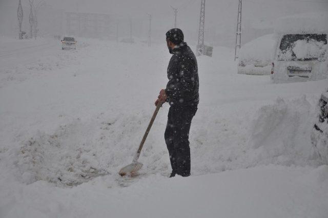 Yüksekova’da cadde ve kaldırımlara kar atanlara ceza