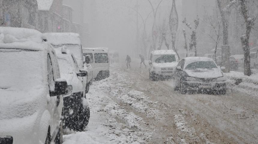 Yüksekova’da cadde ve kaldırımlara kar atanlara ceza
