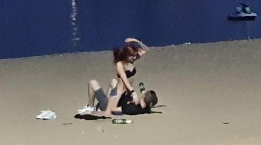 Plajda seks yaparken yakalanıp, özür dilediler!