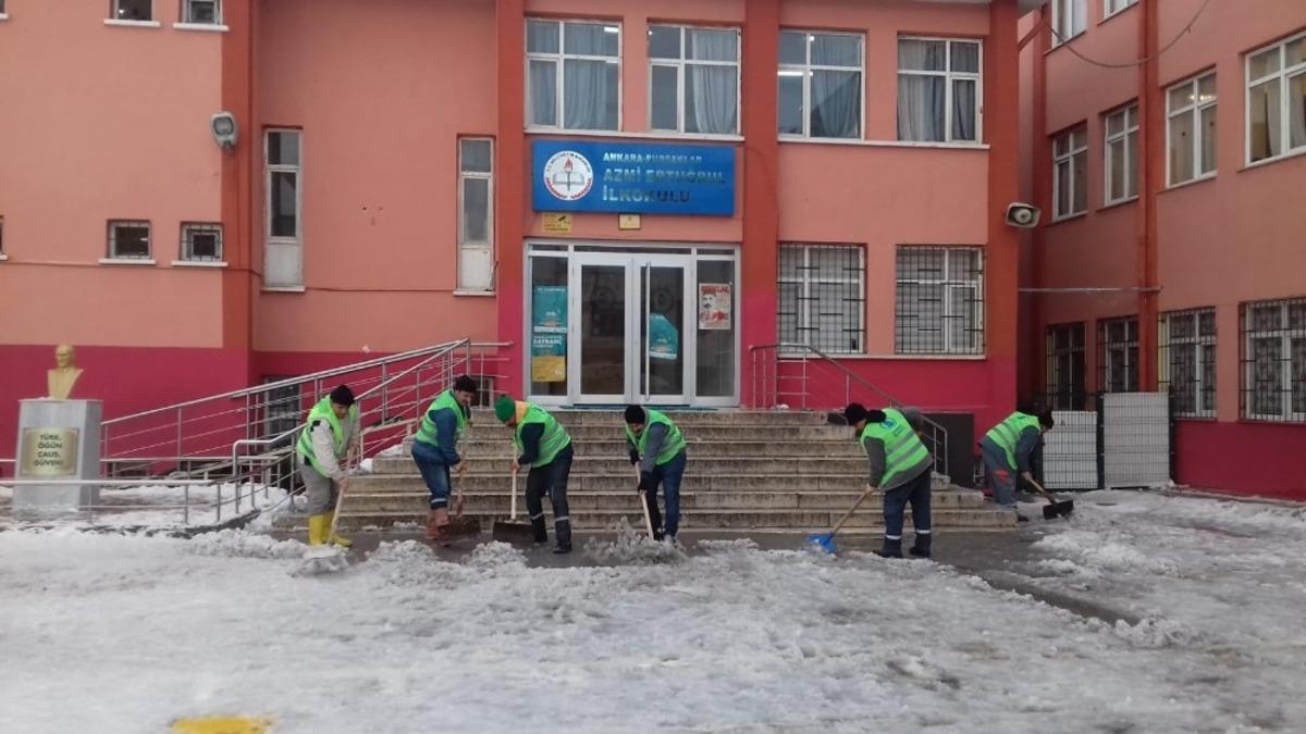 Pursaklara yağan kar hayatı fel&ccedil; edemedi