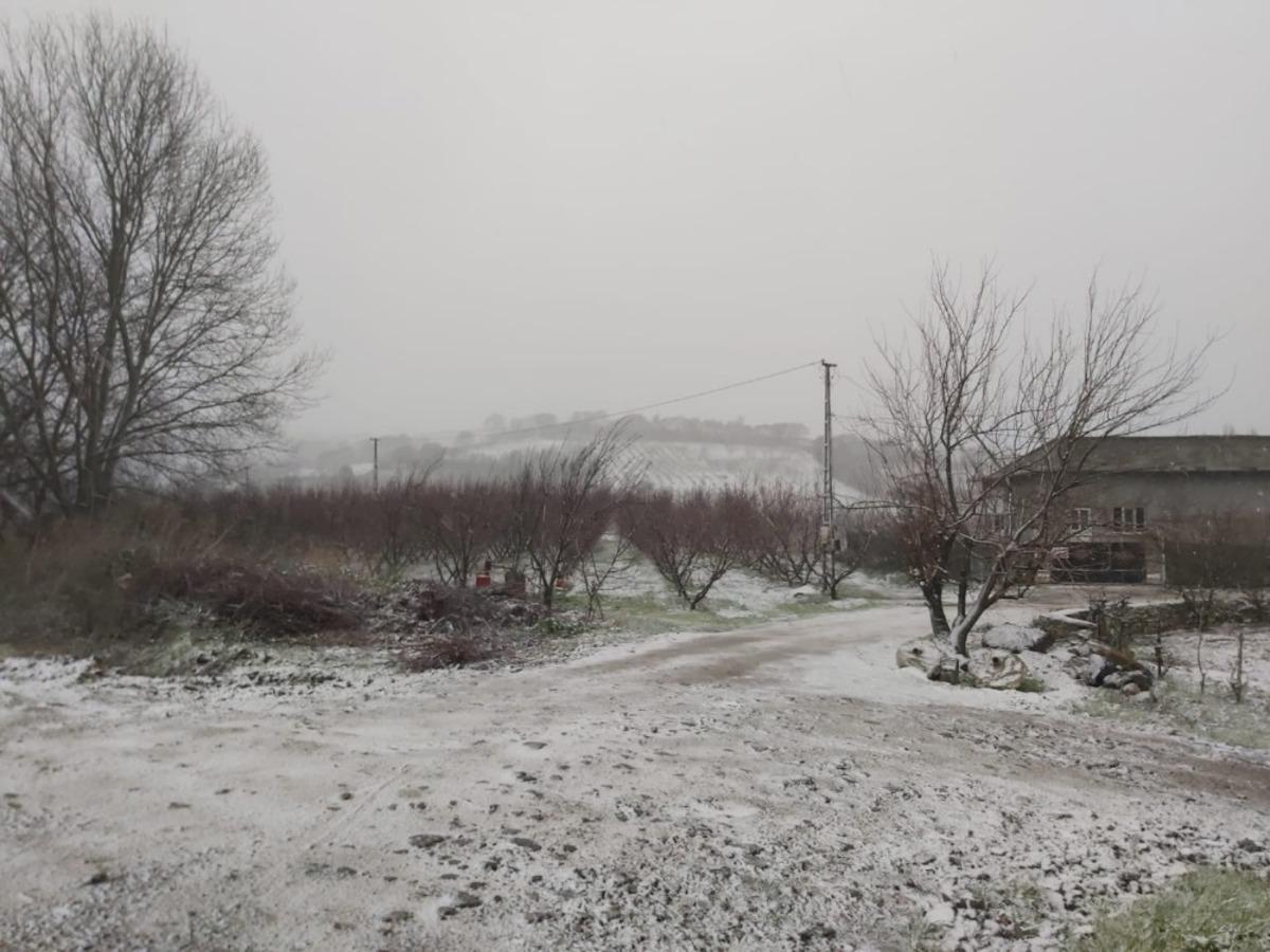 Lapseki il&ccedil;e merkezi beyaza b&uuml;r&uuml;nd&uuml;