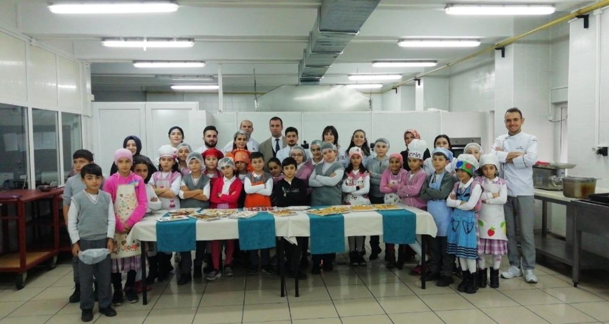 Sosyal Bilimler MYO, uygulama mutfağını minik şeflere a&ccedil;tı