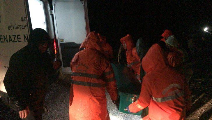 Mersin'de selin sürüklediği 20 araçta hasar oluştu G5