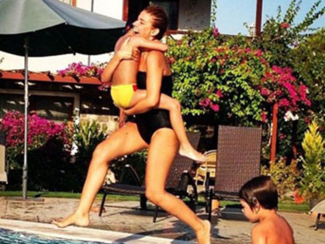 &Ccedil;ocuklarla havuz keyfi