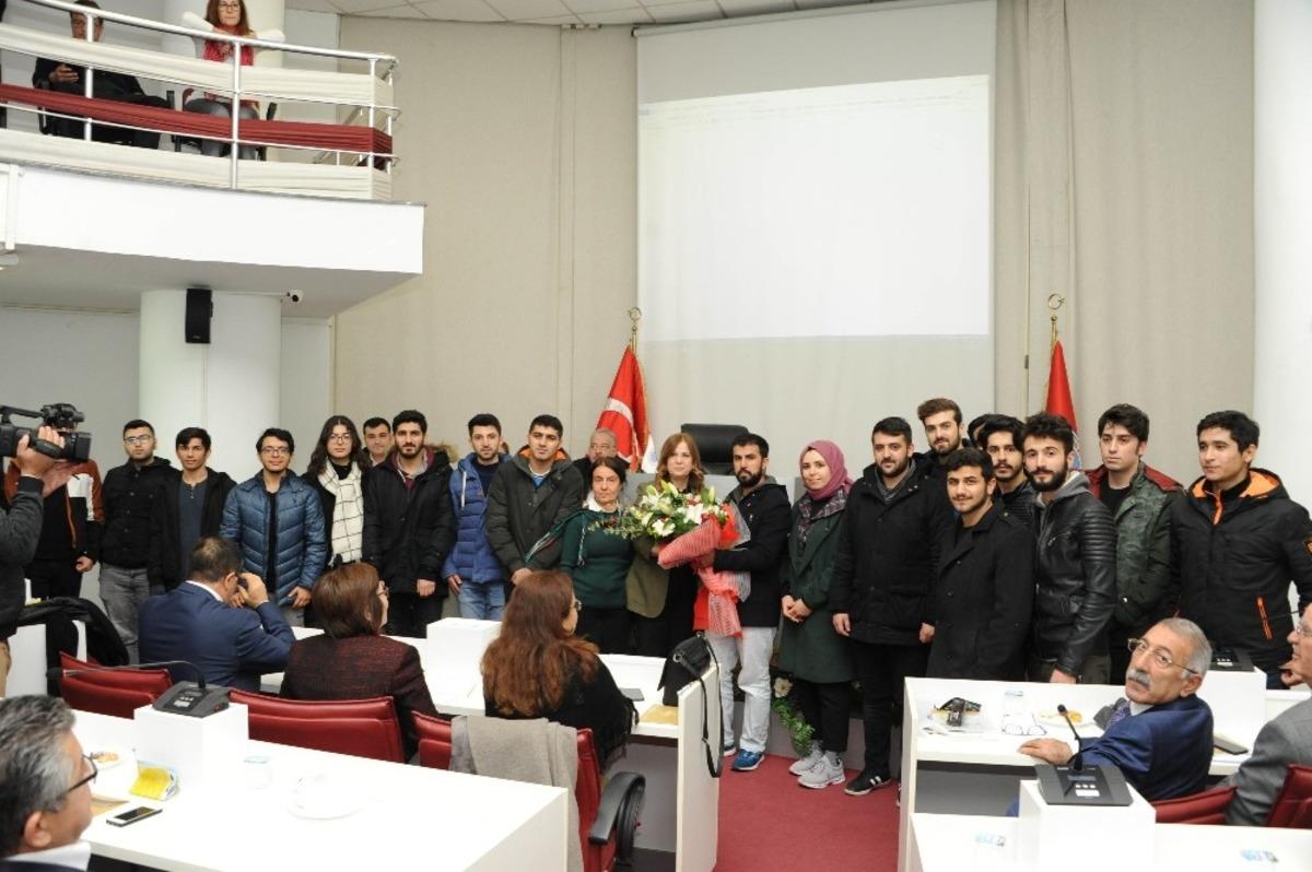 &Ouml;ğrencilerden meclis toplantısında anlamlı ziyaret
