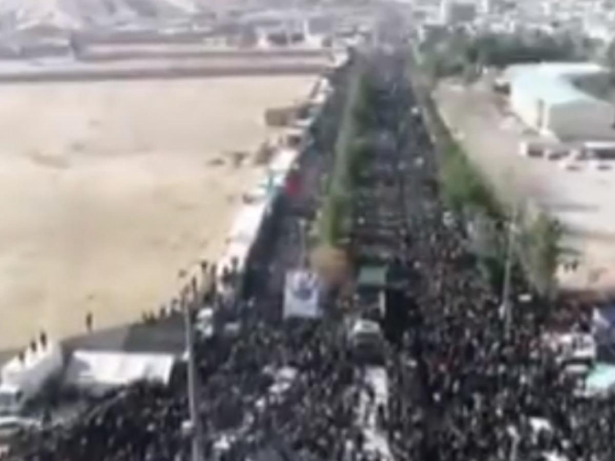 Kasım S&uuml;leymani'nin cenaze t&ouml;reninde izdiham! &Ouml;l&uuml; ve yaralılar var