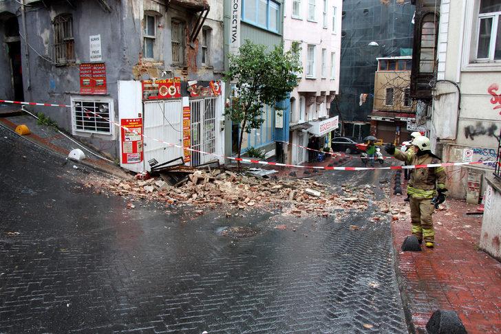 İstanbul'da faciadan dönüldü! Beyoğlu'nda metruk binada çökme G2