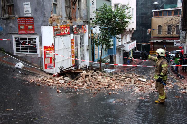 İstanbul'da faciadan dönüldü! Beyoğlu'nda metruk binada çökme G3
