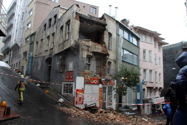 İstanbul'da faciadan dönüldü! Beyoğlu'nda metruk binada çökme G4