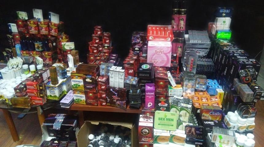 K&uuml;tahya&rsquo;da g&uuml;mr&uuml;k ka&ccedil;ağı cinsel i&ccedil;erikli &uuml;r&uuml;nler ele ge&ccedil;irildi