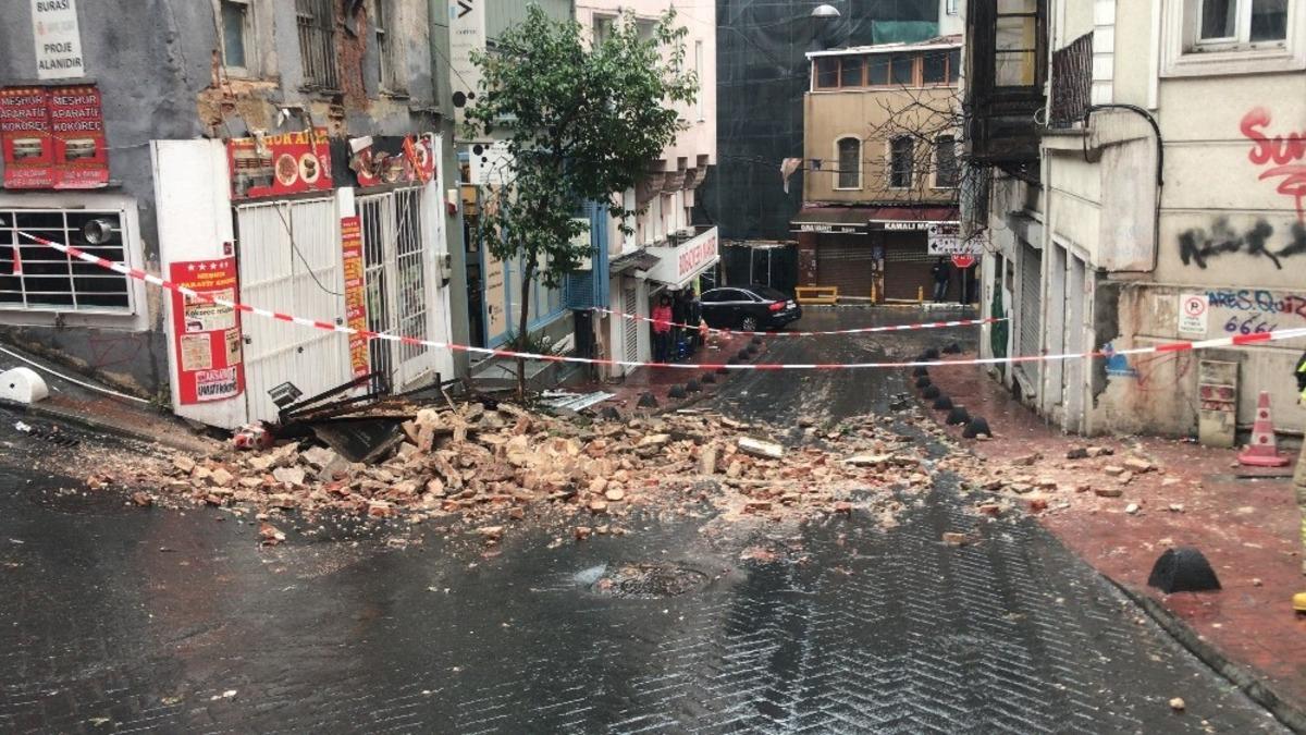 ⁃Beyoğlu&rsquo;nda 2 katlı metruk binada &ccedil;&ouml;kme