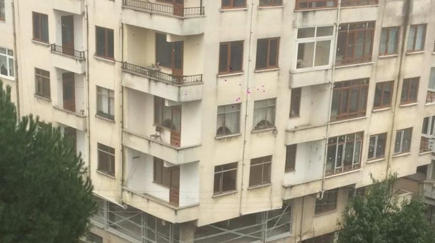 Otomobil apartman boşluğuna u&ccedil;tu