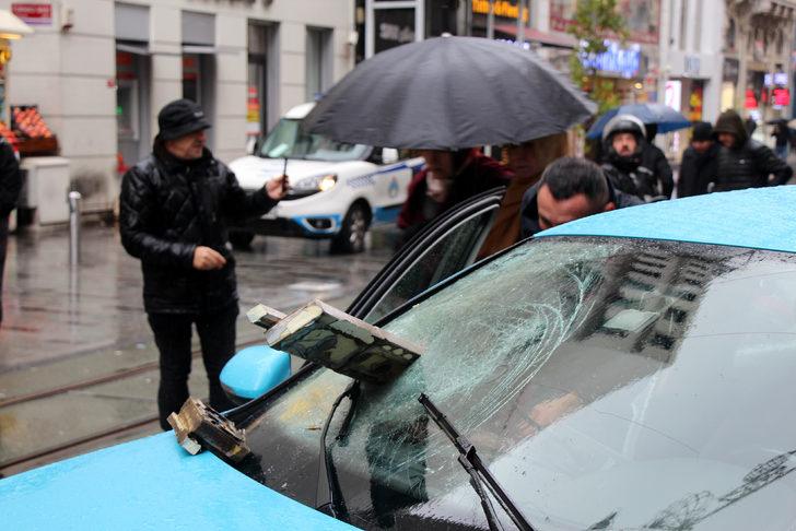 İstiklal Caddesi'nde korkunç olay! Taksiye ok gibi saplandı G3